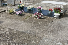 Friedhof auf Ugljan - mit pflegeleichten Steinplatten und Stoffblumen