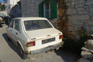 Ein Yugo - macht beim Anlassen Lärm für 10, kann aber noch fahren.