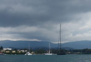 Im Vordergrund eine Lagoon 400 - sieht aus wie ein Spielzeug