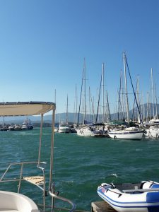 Da war sie noch da, die Andrea - das große Boot unterhalb des Nachbar-Bimini