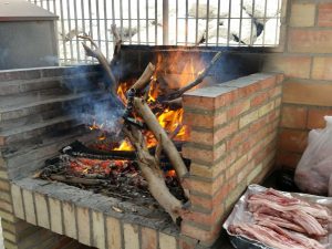 Hier wird noch mit Holz gegrillt!