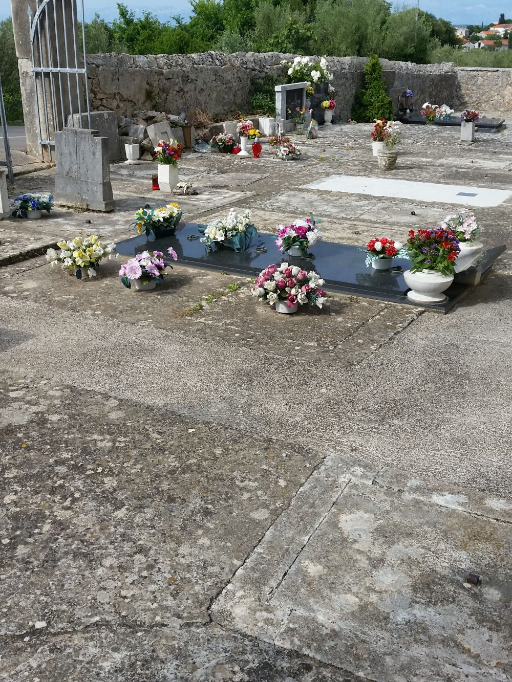 Friedhof auf Ugljan - mit pflegeleichten Steinplatten und Stoffblumen