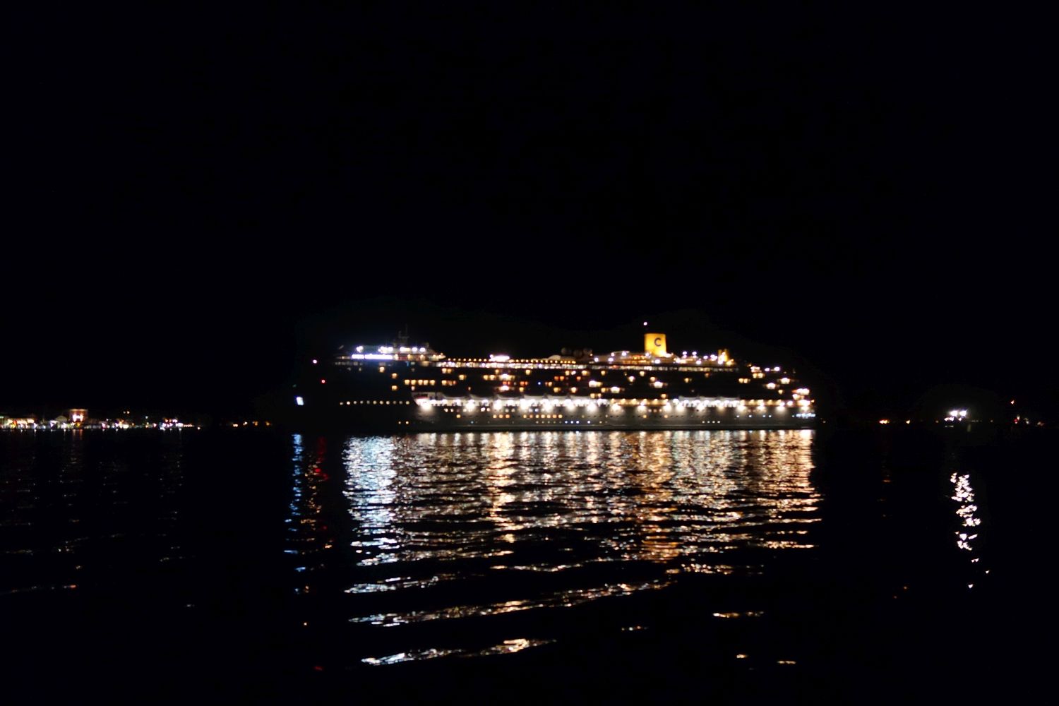 Costa Mediterranea bei Nacht