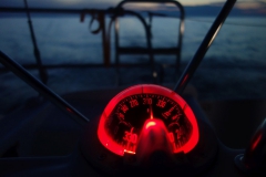 Nachtfahrt mit Kompass und permanenter Suche nach Leuchtfeuern