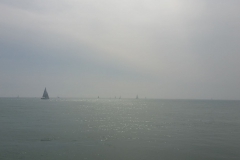 Segelboote - fast im Nebel verschwunden